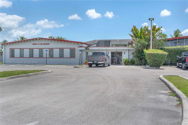 Attached, Exterior, Facade, Ranch