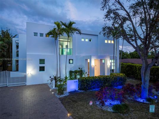 Exterior, Facade, Modern