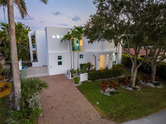 Backyard, Exterior, Facade, Modern