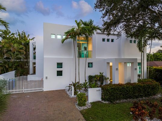 Exterior, Facade, Modern