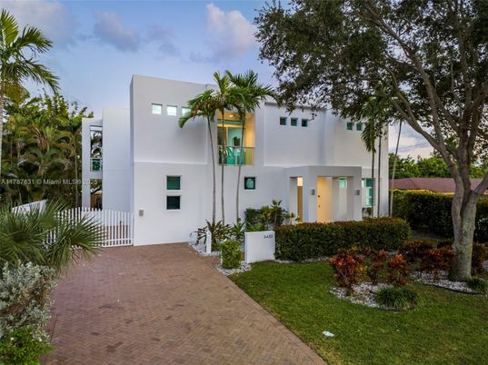 Backyard, Exterior, Facade, Modern
