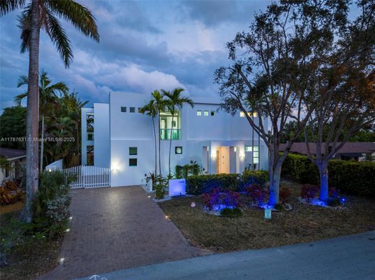 Exterior, Facade, Modern
