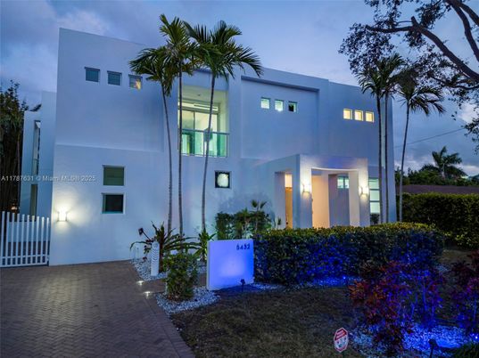 Exterior, Facade, Modern
