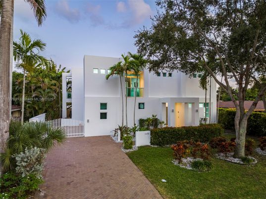 Backyard, Exterior, Facade, Modern