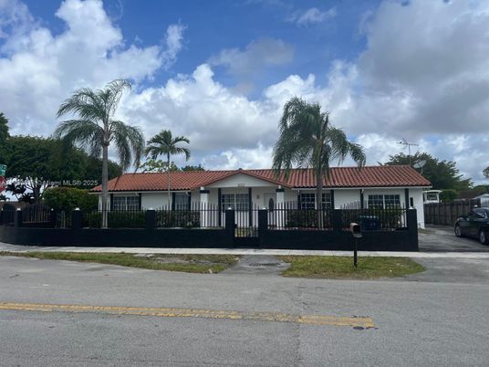 Exterior, Facade, Ranch