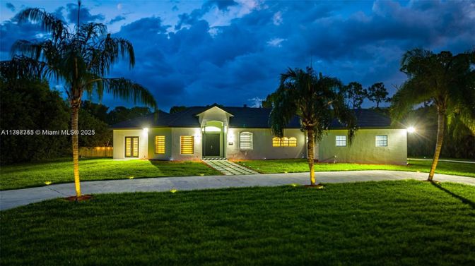 Backyard, Exterior, Facade, Ranch