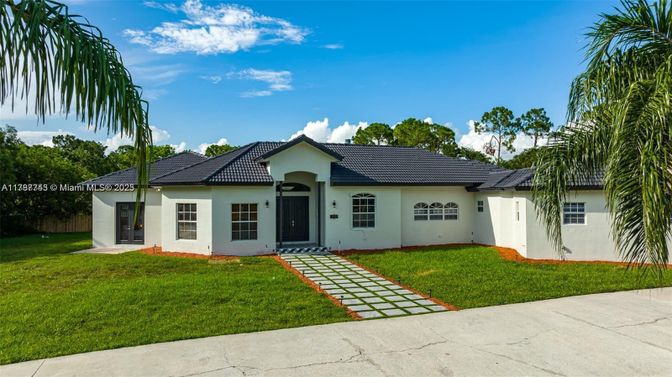 Backyard, Exterior, Facade, Ranch