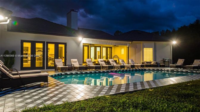 Exterior, Pool