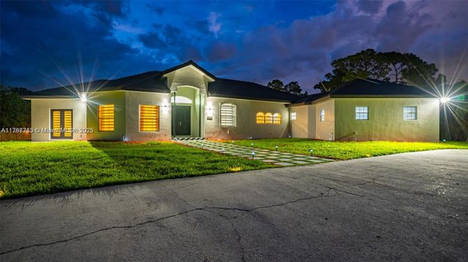 Backyard, Exterior, Facade, Ranch