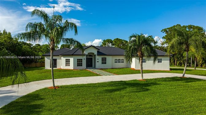 Backyard, Exterior, Facade, Ranch
