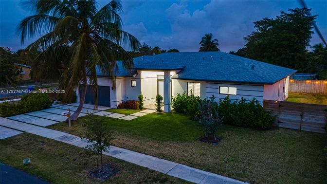 Attached, Backyard, Exterior, Facade, Modern