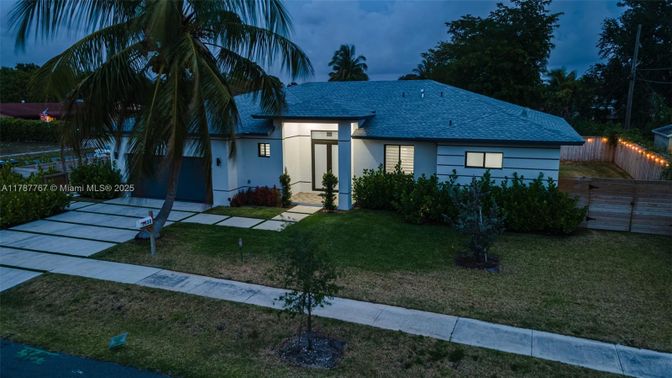 Backyard, Exterior, Facade, Ranch