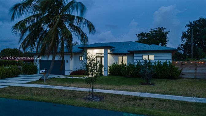 Backyard, Exterior, Facade, Ranch