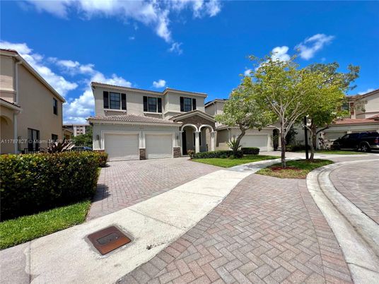 Attached, Exterior, Facade, Mediterranean