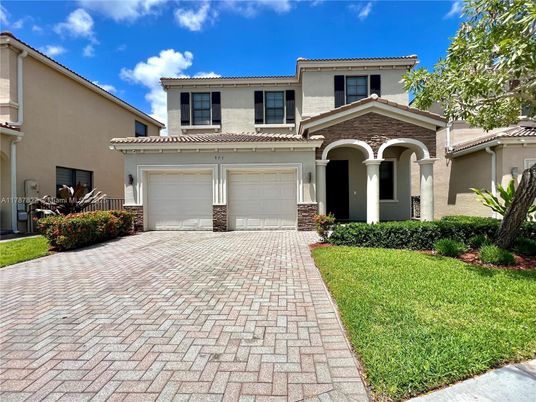 Attached, Exterior, Facade, Mediterranean