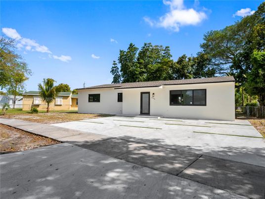 Backyard, Exterior, Facade, Ranch
