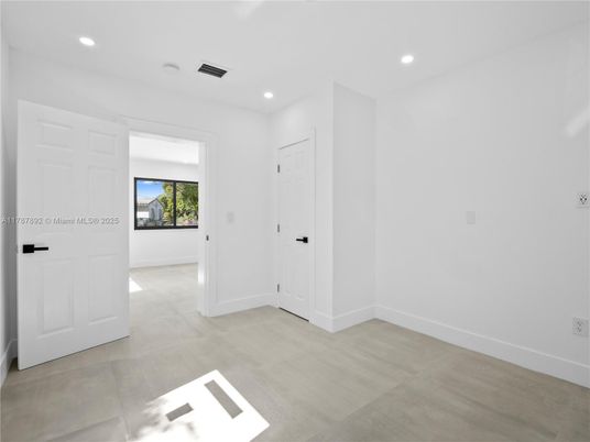 Empty room, Interior, Recessed Lighting