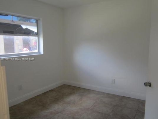 Empty room, Interior