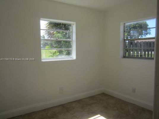 Empty room, Interior