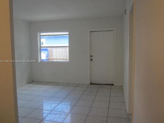 Empty room, Interior