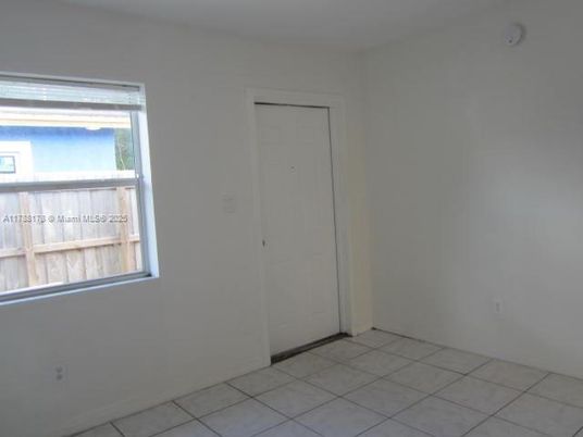 Empty room, Interior