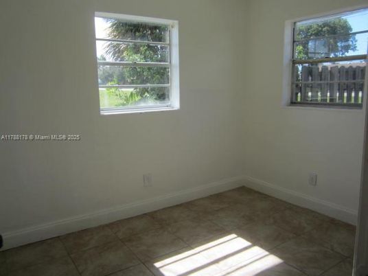 Empty room, Interior