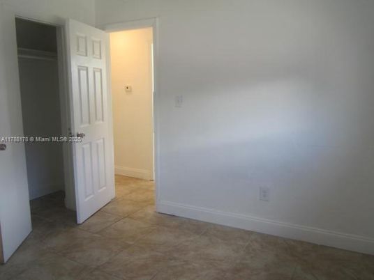 Empty room, Interior