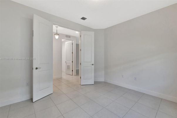 Empty room, Interior, Pendant Lights