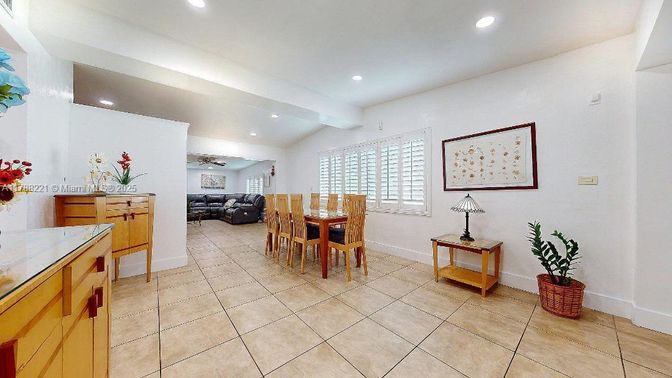 Dining room, Interior, Recessed Lighting