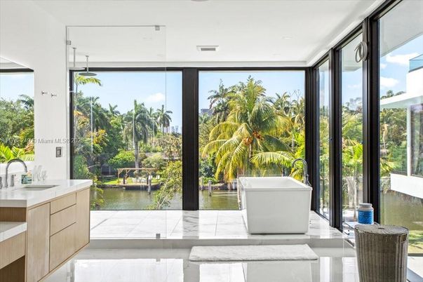 Bathroom, Free Standing Baths, Interior, Recessed Lighting, Water