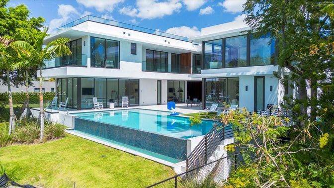 Exterior, Facade, Pool, Modern