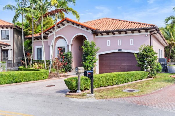 Attached, Exterior, Facade, Mediterranean