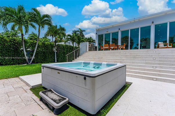 Exterior, Hot Tub
