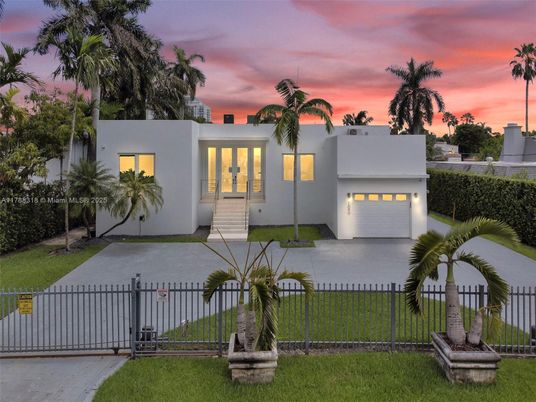 Attached, Backyard, Exterior, Facade, Modern