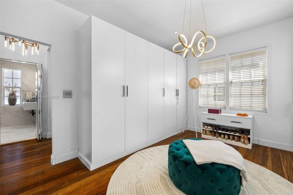 Interior, Pendant Lights, Wood Texture Flooring