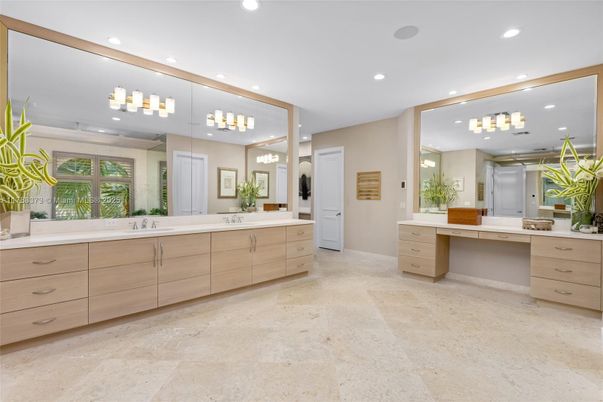 Bathroom, Dual Sink Vanities, Interior, Recessed Lighting