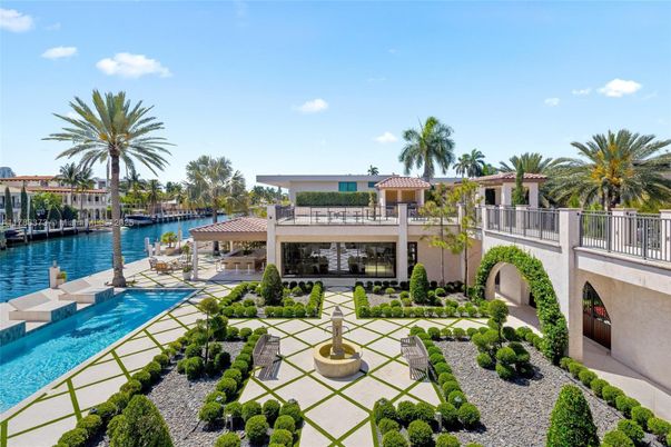 Exterior, Pool, Water