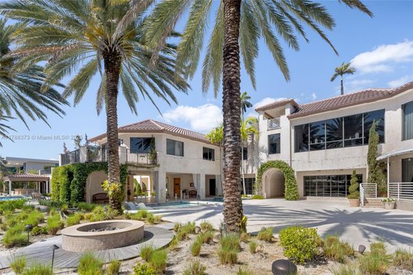 Attached, Exterior, Facade, Mediterranean