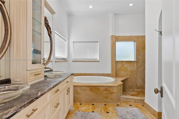 Bathroom, Dual Sink Vanities, Interior, Recessed Lighting