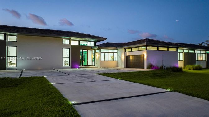 Backyard, Exterior, Facade, Modern
