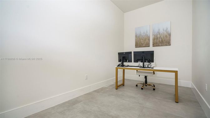 Home Office, Interior