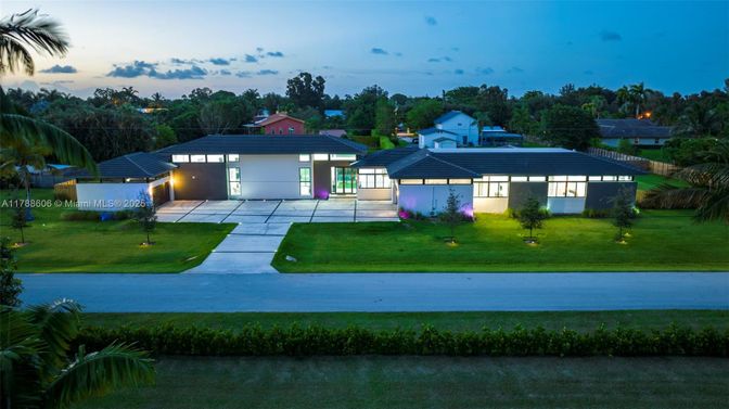 Backyard, Exterior, Facade, Modern