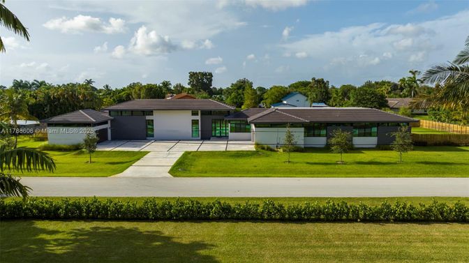 Backyard, Exterior, Facade, Ranch