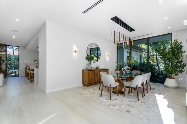 Dining room, Interior, Pendant Lights, Recessed Lighting