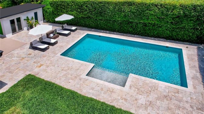 Exterior, Pool