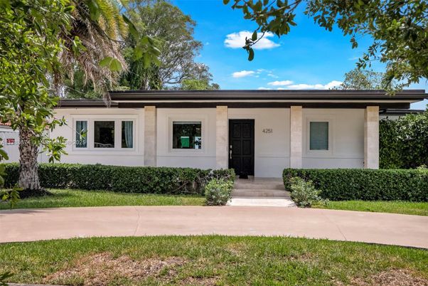 Exterior, Facade, Ranch