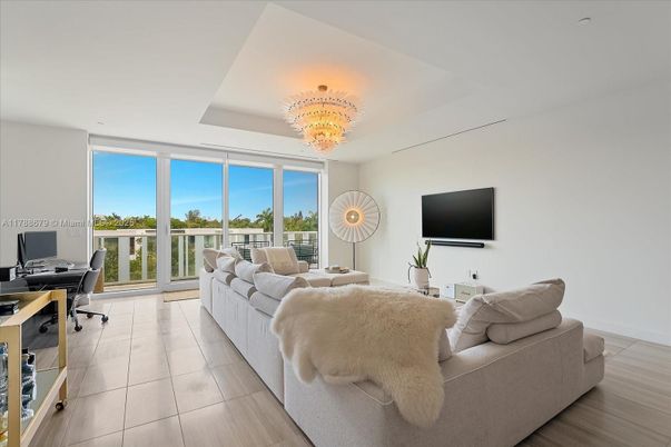 Chandelier, Dining room, Interior, Living room