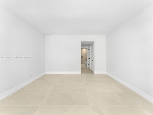 Empty room, Interior