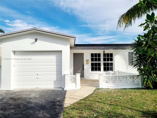 Attached, Exterior, Facade, Ranch