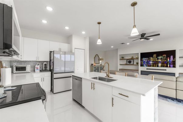 Dining room, Interior, Kitchen, Pendant Lights, Recessed Lighting, Stainless Steel Appliances